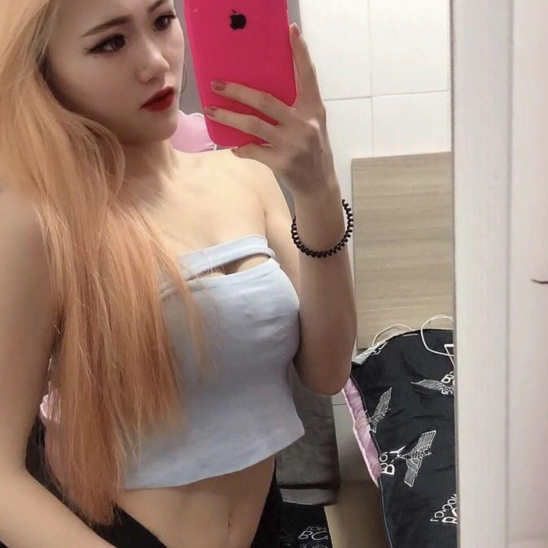 金色长发的嫩妹